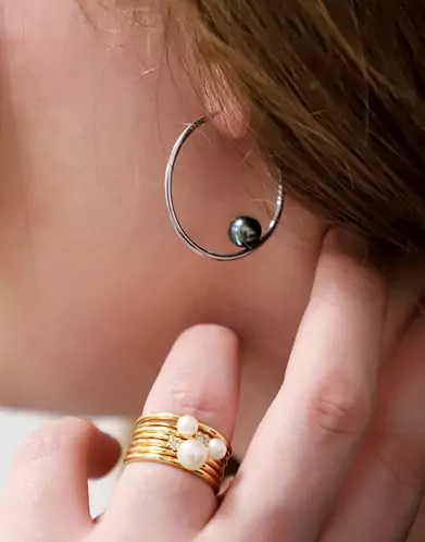 Créole Romy en Or 18K et perle de culture noire