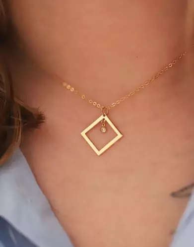 Collier LEA Carré Ajouré Or et Brillant – Petit Modèle