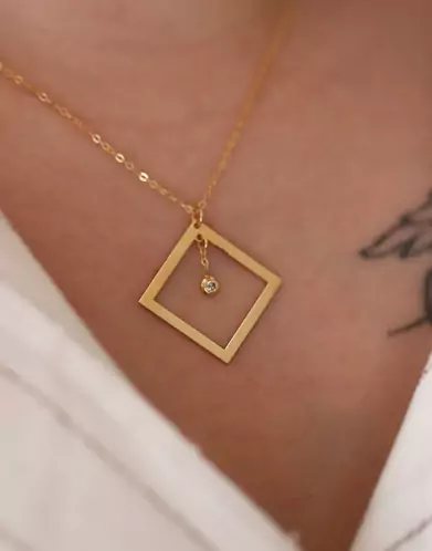 Collier LEA Carré Ajouré Or et Brillant – Grand Modèle